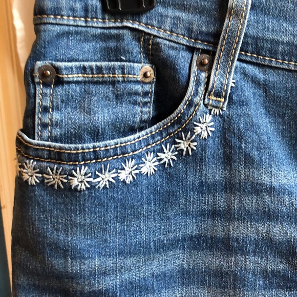 Levi’s Embroidered Mid Length shorts- size 27 - Picture 3 of 3